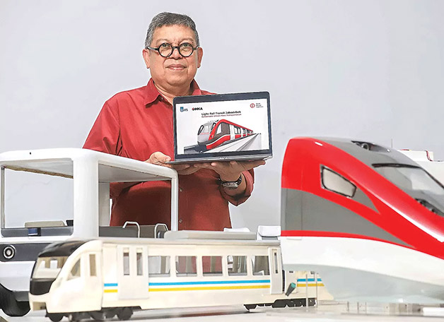 INOVASI DESAIN: Agus Windharto menunjukkan beberapa prototipe karyanya dalam bidang transportasi di Studio Creative Center ITS, Surabaya.