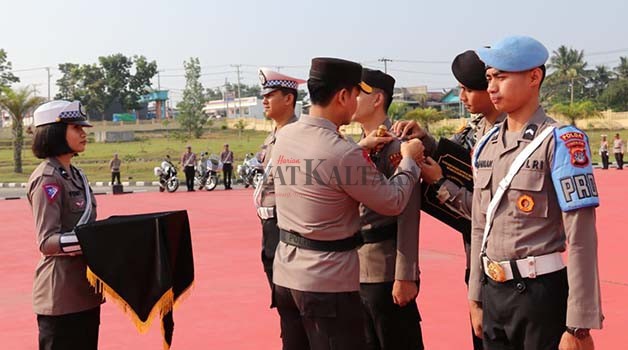 DIGELAR DUA PEKAN: Kapolda Kaltara Irjen Pol Daniel Adityajaya menyematkan pita kepada personel yang bertugas di Operasi Zebra Patuh Kayan Tahun 2023, di halaman Makopolda Kaltara, Senin (4/9).