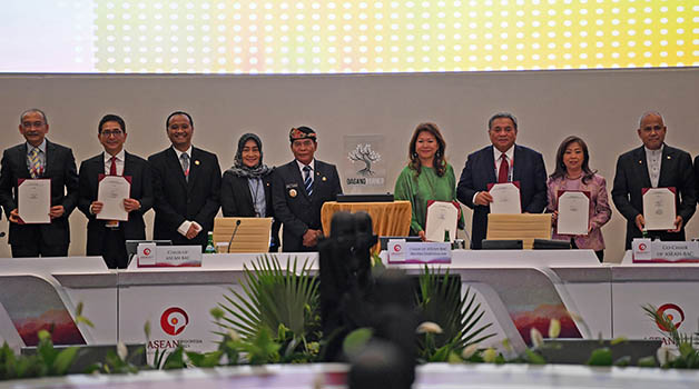 BORNEO ECONOMIC: Gubernur Kaltara Drs H Zainal Arifin Paliwang SH, M.Hum (lima dari kanan) menghadiri Borneo Business Roundtable di Hotel Sultan, Selasa (5/9) lalu.
