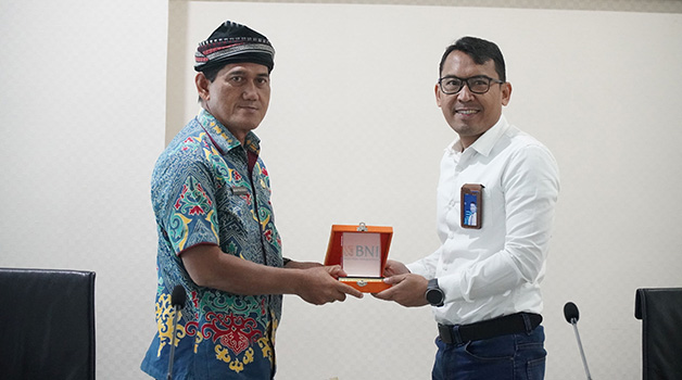 SOSIALISASI: Kepala Bagian Pembinaan dan Advokasi Pengadaan Barang dan Jasa Biro Pengadaan Barang dan Jasa Setprov Kaltara, Imam Pratikno menerima kenang-kenangan pada acara Sosialisasi Cash Management, EDC & QRIS BNI.