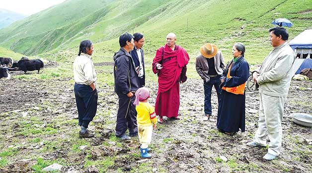 MENJAGA SUMBER AIR: Arahmaiani Feisal (dua dari kanan) mengutamakan pembentukan komunitas untuk memperbaikin lingkungan bersama masyarakat Tibet.