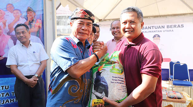 BANTUAN: Gubernur Kalimantan Utara Drs H Zainal Arifin Paliwang, SH, M.Hum, kembali menyerahkan bantuan sosial sebanyak 491 paket beras 10 kilogram di Kantor Lurah Kampung 1 Skip, Kota Tarakan, pada Ahad (10/9) lalu.