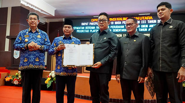 BAHAS KUA-PPAS: Gubernur Kalimantan Utara (Kaltara) Drs H Zainal Arifin Palliwang, S.H., M.Hum bersama Wakil Gubernur (Wagub) Kaltara Dr Yansen TP., M.Si, saat menyerahkan dokumen Perubahan KUA-PPAS APBD Tahun Anggaran 2023, Senin (11/9).