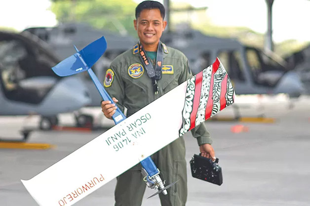 BERPRESTASI: Letda Laut (P) Oscar Panji Sapta Nugraha menunjukkan pesawat buatannya.