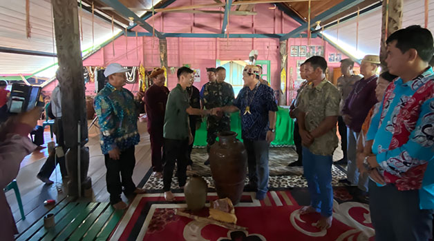 SEPAKAT DAMAI: Tokoh adat sepakat berdamai pasca kejadian laka lantas pada 29 Agustus 2023.