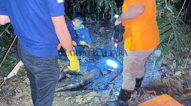 TANPA IDENTITAS: Polisi lakukan identifikasi terhadap temuan mayat tanpa identitas yang ditemukan di kebun masyarakat.