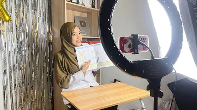PENGHASILAN TAMABAHAN: Siti Alifah Faiz (26 tahun) bergabung dengan Shopee Affiliate Program untuk mendapatkan penghasilan tambahan guna memenuhi kebutuhan diri sendiri dan keluarga.