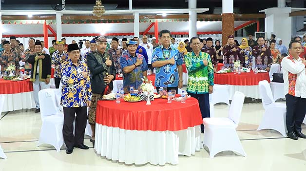 PEMBUKAAN: Gubernur–Wakil Gubernur Kaltara Drs H Zainal A Paliwang SH, M.Hum–Dr Yansen TP, M.Si memimpin pelaksanaan Rakorwil FKUB se-Kalimantan, Senin (18/9) malam lalu.