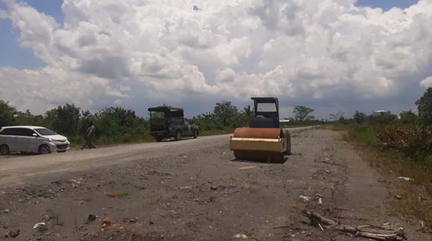 TAHAP PENGERJAAN: Akses jalan menuju Pelabuhan Manjuaring tengah dikerjakan menggunakan sumber dana dari APBD  Kaltara 2023.