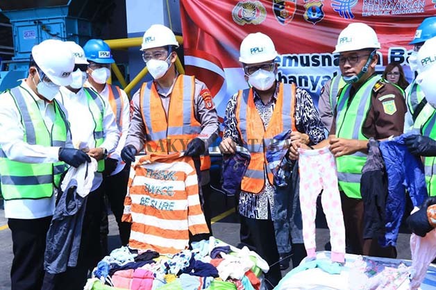 DIMUSNAHKAN: Barang bukti berupa pakaian bekas hasil pengungkapan Ditreskrimsus Polda Kaltara dimusnahkan.