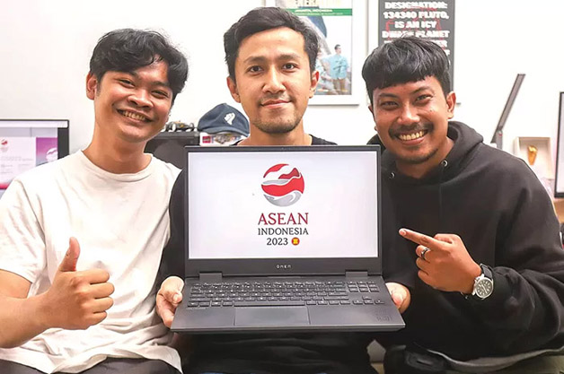 TUNJUKKAN LOGO: Dari kiri, Septia Dwi P., Adji Herdanto, dan Anas Kautsar saat memamerkan logo ASEAN yang mereka buat kemarin (21/9). Karya itu berhasil terpilih sebagai logo resmi ASEAN Indonesia.