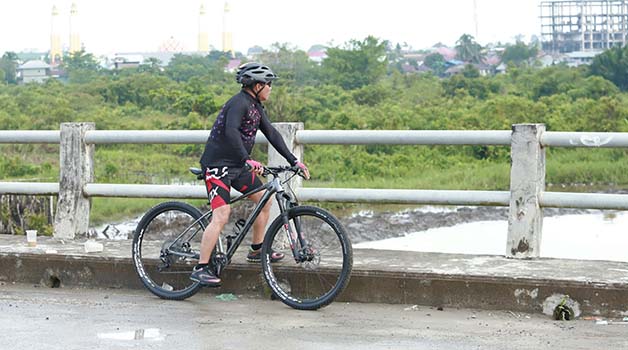 OLAHRAGA: Gubernur Kalimantan Utara (Kaltara) Drs H Zainal Arifin Paliwang, S.H., M.Hum mengecek kondisi normalisasi Sungai Selor di Jembatan Meranti Tanjung Selor, Sabtu (23/9) lalu.