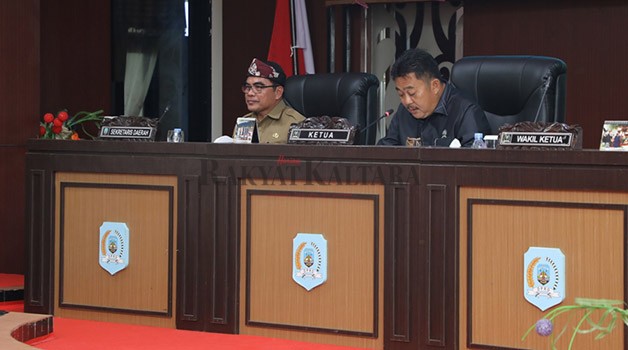 PARIPURNA: Ketua DPRD Kaltara Albertus Stefanus Marianus (kanan) memimpin paripurna penyampaian pandangan fraksi di Gedung DPRD Kaltara, Selasa (26/9).
