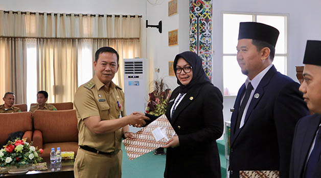 DITUTUP: Asisten Bidang Pemerintahan dan Kesejahteraan Rakyat Setprov Kaltara, Datu Iqro Ramadhan, S.Sos., M.Si (kiri) menghadiri penutupan PKA Angkatan III di Gedung BKSDM Bulungan, Selasa (26/9).
