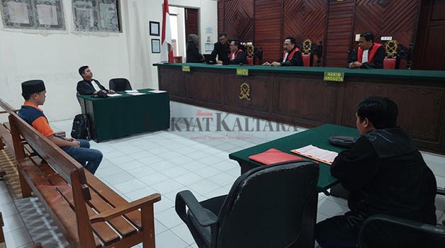 DITUNTUT 8 TAHUN: Terdakwa perkara 2 bungkus sabu yang dibuang ke toilet yakni Saiful dan Aula Rahman dituntut 8 tahun penjara.