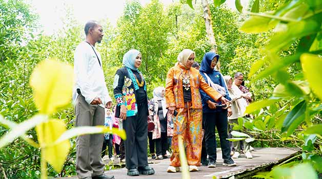 KONSERVASI: Ketua Umum TP PKK Tri Suswati Tito Karnavian (batik kuning) mengunjungi kawasan Konservasi Mangrove dan Bekantan di Kota Tarakan.