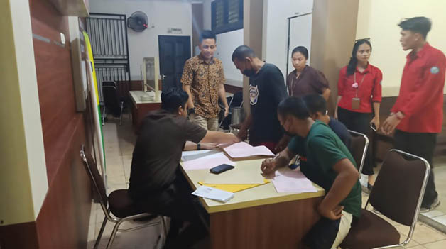 TAHAP DUA: Tiga tersangka asal Malaysia menandatangani berkas tahap dua di kantor Kejari Tarakan, Rabu (27/9) lalu.