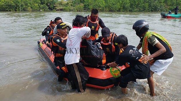 DITEMUKAN TAK BERNYAWA: Jenazah Naufal ditemukan sejauh 60 meter dari LKP di sungai Jalan Hasanuddin, Kelurahan Karang Anyar Pantai, Tarakan Barat sekitarpukul 09.55 Wita, Senin (2/10).