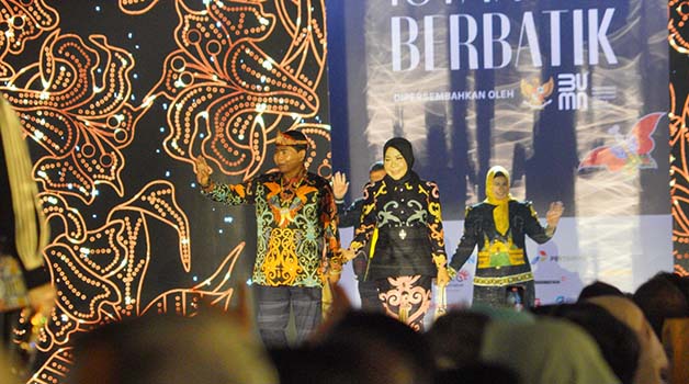 ISTANA BERBATIK: Gubernur Kaltara Drs H Zainal Arifin Paliwang SH, M.Hum bersama Ketua TP PKK Kaltara, Hj Rachmawati Zainal, SH mengitari catwalk di halaman Istana Merdeka Jakarta, Ahad (1/10) lalu.