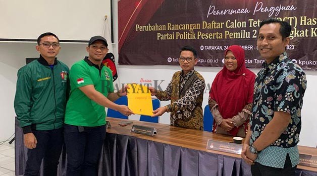 PENCERMATAN DCT: Perwakilan PKB menyerahkan dokumen pencermatan DCT di kantor KPU Tarakan, Senin (2/10).