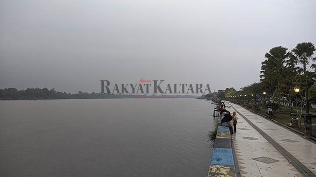 TETAP BERAKTIVITAS: Kabut asap yang menyelimuti wilayah Tanjung Selor agak menebal khususnya di Tepian Sungai Kayan dan sekitarnya.