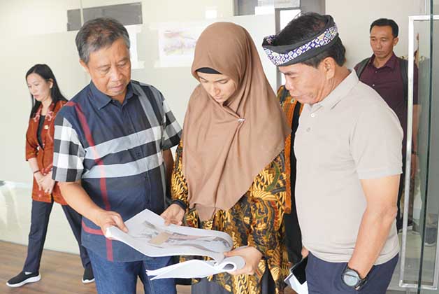 TINJAU KESIAPAN: Gubernur Kaltara Drs H Zainal Arifin Paliwang SH, M.Hum meninjau kesiapan KC Bankaltimtara di Jalan Kramat II Kwitang, Jakarta Pusat.