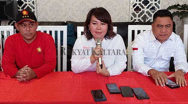 BERLABUH KE PARTAI LAIN: Norhayati Andris (tengah) didampingi pengurus DPD Partai Gerindra Kaltara di kediamannya, Rabu (4/10).