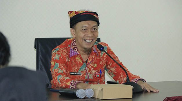 SURVEI KEPUASAN: Staf Ahli Bidang Aparatur, Pelayanan Publik dan Kemasyarakatan, Ir H Syahrullah Mursalin, M.P., membuka cara Penyajian Laporan Akhir SKM, Kamis (5/10).