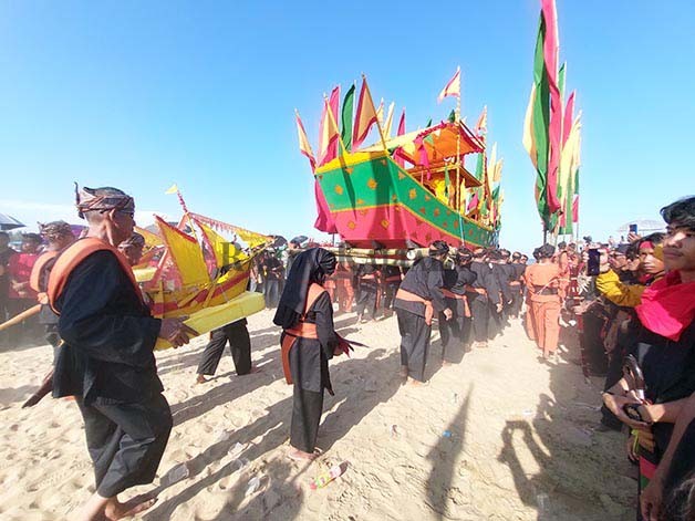ACARA PUNCAK: Penurunan Padaw Tuju Dulung pada pelaksanaan Festival Iraw Tengkayu XII di Pantai Ratu Intan Tarakan, Minggu (8/10).