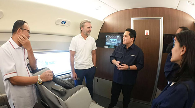 JELANG PIALA DUNIA U-17: Erick Thohir (tiga dari kiri), Ketua Umum PSSI, bersama tim FIFA bertolak ke Bandung menggunakan Kereta Cepat Whoosh dari Halim, Jakarta Timur.
