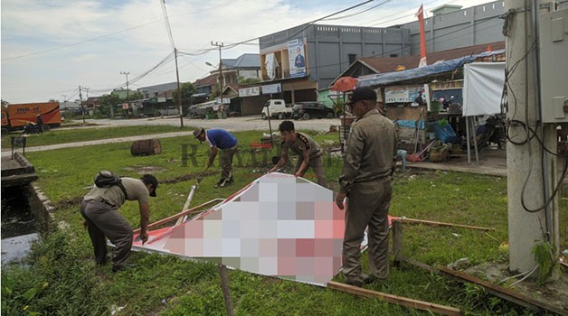 DITERTIBKAN: Bawaslu Bulungan bersama tim gabungan menertibkan alat peraga kampanye atau alat sosialisasi politik, Senin (9/10).