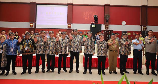 Sekretaris Provinsi (Sekprov) KaltaraDr H Suriansyah, M.AP (empat dari kanan) saat membuka pelaksanaan Rapat Kerja (Raker) Komisariat Wilayah (Komwil) V Asosiasi Pemerintah Kota Seluruh Indonesia (APEKSI) Regional Kalimantan, yang digelar di Kota Tarakan.