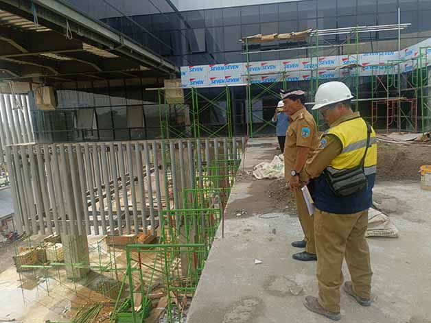 GEDUNG BARU: Gubernur Kaltara, Drs H Zainal Arifin Paliwang SH, M.Hum kembali meninjau progres pembangunan gedung baru Setdaprov, Selasa (10/10) lalu.