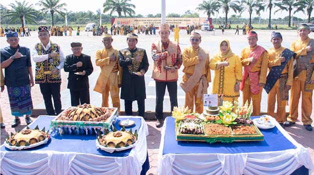 Gubernur Kaltara Drs H Zainal Arifin Paliwang SH, M.Hum menghadiri upacara Peringatah Hari Jadi ke-233 Kota Tanjung Selor dan ke-63 Kabupaten Bulungan yang dilaksanakan di Lapangan Agathis, Kamis (12/10). Gubernur pun memberikan ucapan selamat kepada Bupa