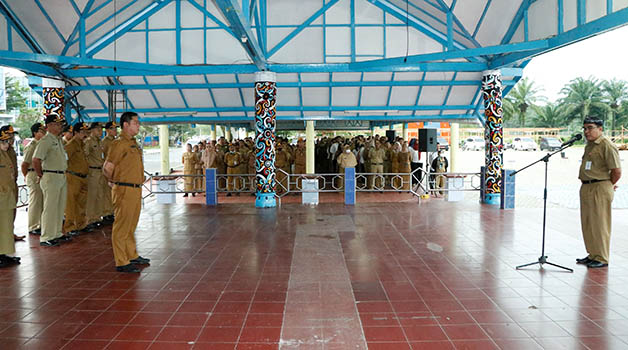 APEL PAGI: Sekprov Kaltara Dr H Suriansyah M.AP (kanan) memimpin apel pagi di Lapangan Agathis, Senin (16/10).