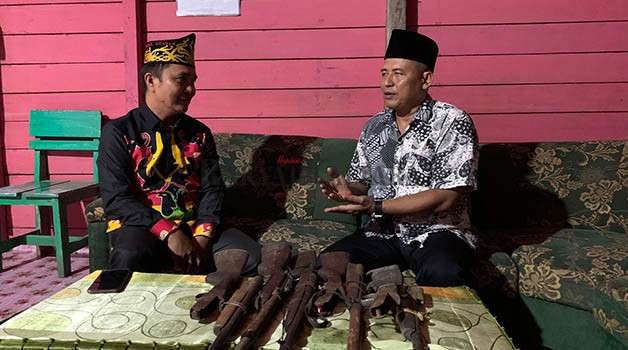 SERAHKAN SENPI: Penyerahan senjata api rakitan jenis penabur dari Kepala Dewan Adat Besar Dayak Agabag kepada Polda Kaltara.