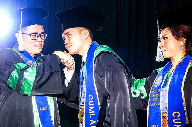 LULUS BARENG: Jimmy Indomora (kiri) dan sang istri Liana memberikan ucapan selamat kepada anaknya, Falito Efrem Fausto, seusai diwisuda.