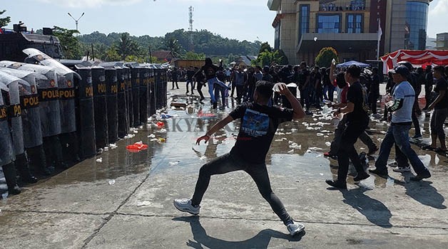AKSI MASSA: Ratusan massa coba menerobos barisan barikade polisi yang mengamankan proses penghitungan suara saat simulasi pengamanan pemilu, di Taman Berkampung Kota Tarakan, Selasa (17/10).