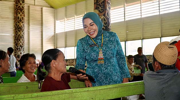 PELAYANAN: Ketua TP PKK Kaltara Hj Rahmawati Zainal, SH mengunjungi masyarakat Desa Long Bang, Kecamatan Peso Hilir, Rabu (18/10) lalu.