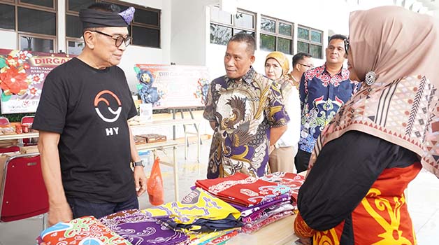 KIAT PELAKU UMKM: Bupati Bulungan Syarwani (batik) mendampingi Helmy Yahya melihat produk pelaku UMKM saat Seminar UMKM di Kantor Bupati, Minggu (22/10).
