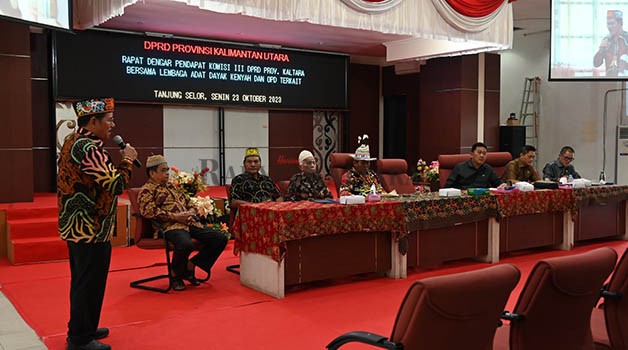 GELAR RDP: Ketua Lembaga Adat Dayak Kenyah Ingkong Ala (kiri) saat menyampaikan aspirasi masyarakat perihal akses infrastruktur ke sejumlah desa di Kaltara.