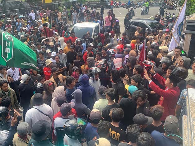 HARGA ANJLOK: Gabungan massa dari petani rumput laut dan mahasiswa mendesak masuk ke kantor DPRD Tarakan, Senin (23/10).