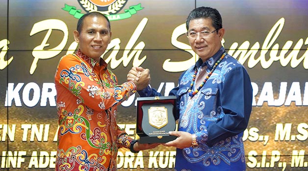 PISAH SAMBUT: Wagub Kaltara Dr Yansen TP, M.Si (kanan) mengikuti rangkaian pisah sambut Danrem 092/Maharajalila, Sabtu (21/10) malam lalu.