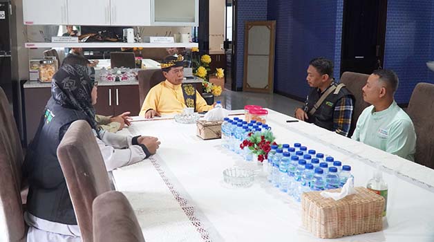 AUDIENSI: Gubernur Kaltara Drs H Zainal Arifin Paliwang SH, M.Hum menerima audiensi dengan Yakesma Kaltara di Rumah Jabatan Gubernur, Rabu (25/10) lalu.Yakesma Kaltara pun menyerahkan lukisan kepada Gubernur.