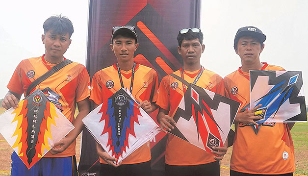 BERBURU PRESTASI: Salah satu tim layangan asal Jakarta yang tampil dalam kejurnas di Lapangan Rorotan, Cilincing, Jakarta Utara. Mereka juga mendukung layangan menjadi cabor di bawah KONI.