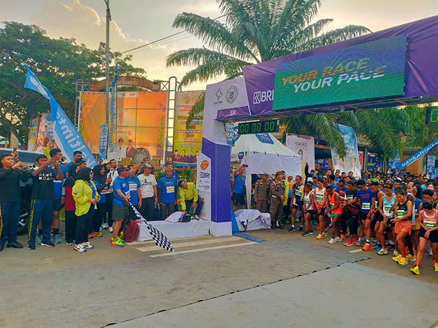 KALTARA BEGIMPOR: Gubernur Kaltara Dr H Zainal Arifin Paliwang, S.H, M.Hum. (pegang bendera start) melepas peserta Kaltara Begimpor 2023 yang digelar pada Sabtu (28/10) lalu. Gubernur pun ikut berlari untuk memeriahkan event.