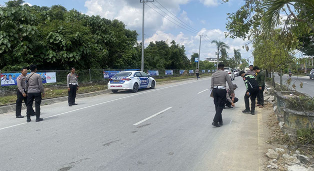 MENINGGAL DI TKP: Personel Satlantas Polresta Bulungan lakukan olah TKP kecelakaan lalu lintas yang mengakibatkan nyawa pelajar melayang, pada Minggu (29/10) malam.
