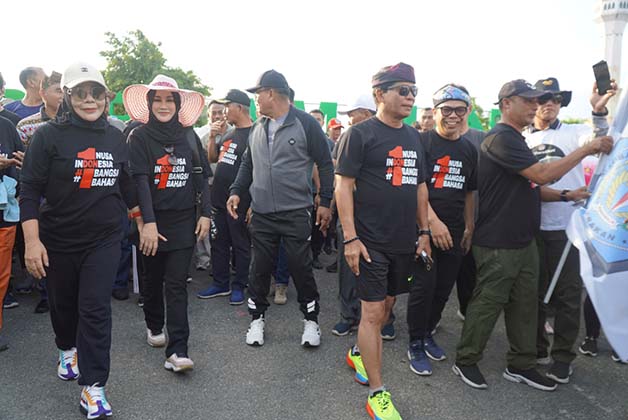 KEBUGARAN TUBUH: Gubernur Kaltara Drs H Zainal Arifin Paliwang, SH., M.Hum bersama Ketua TP-PKK Hj Rachmawati Zainal, S.H ikut serta jalan santai yang diinisiasi Pakuwaja Tarakan, Minggu (29/10) lalu.