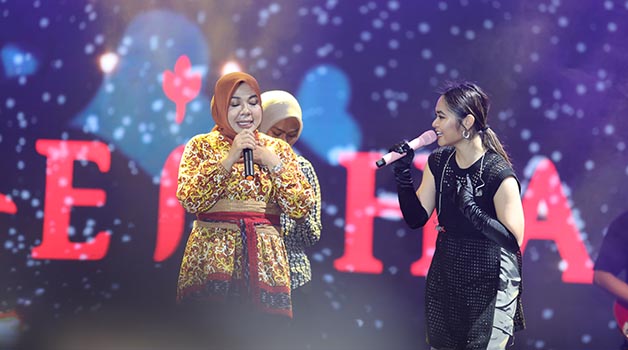 Ketua TP-PKK Hj Rachmawati Zainal, S.H, yang juga merupakan istri Gubernur Kaltara, berduet dengan vokalis Geisha, Regina Poetiray, pada malam hiburan Benuanta Fest 2K23 di Lapangan Agathis Tanjung Selor, Senin (30/10). Geisha merupakan sebuah grup musik