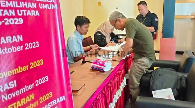 SERAHKAN BERKAS: Salah seorang peserta calon anggota KPU Kaltara saat menyerahkan dokumen kelengkapan di Sekretariat Timsel, Rabu (1/11) lalu.